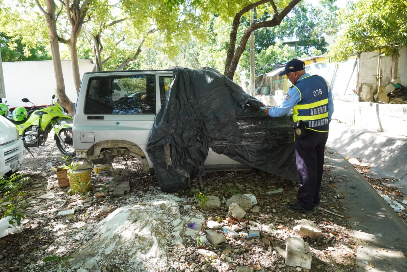 DATT sensibiliza a propietarios de vehículos abandonados y anuncia operativos en El Socorro