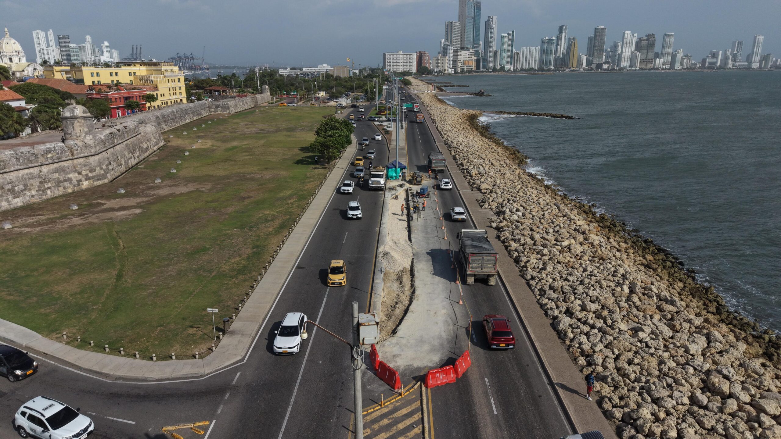Alcaldía construye tercer carril para mejorar la movilidad en la Avenida Santander
