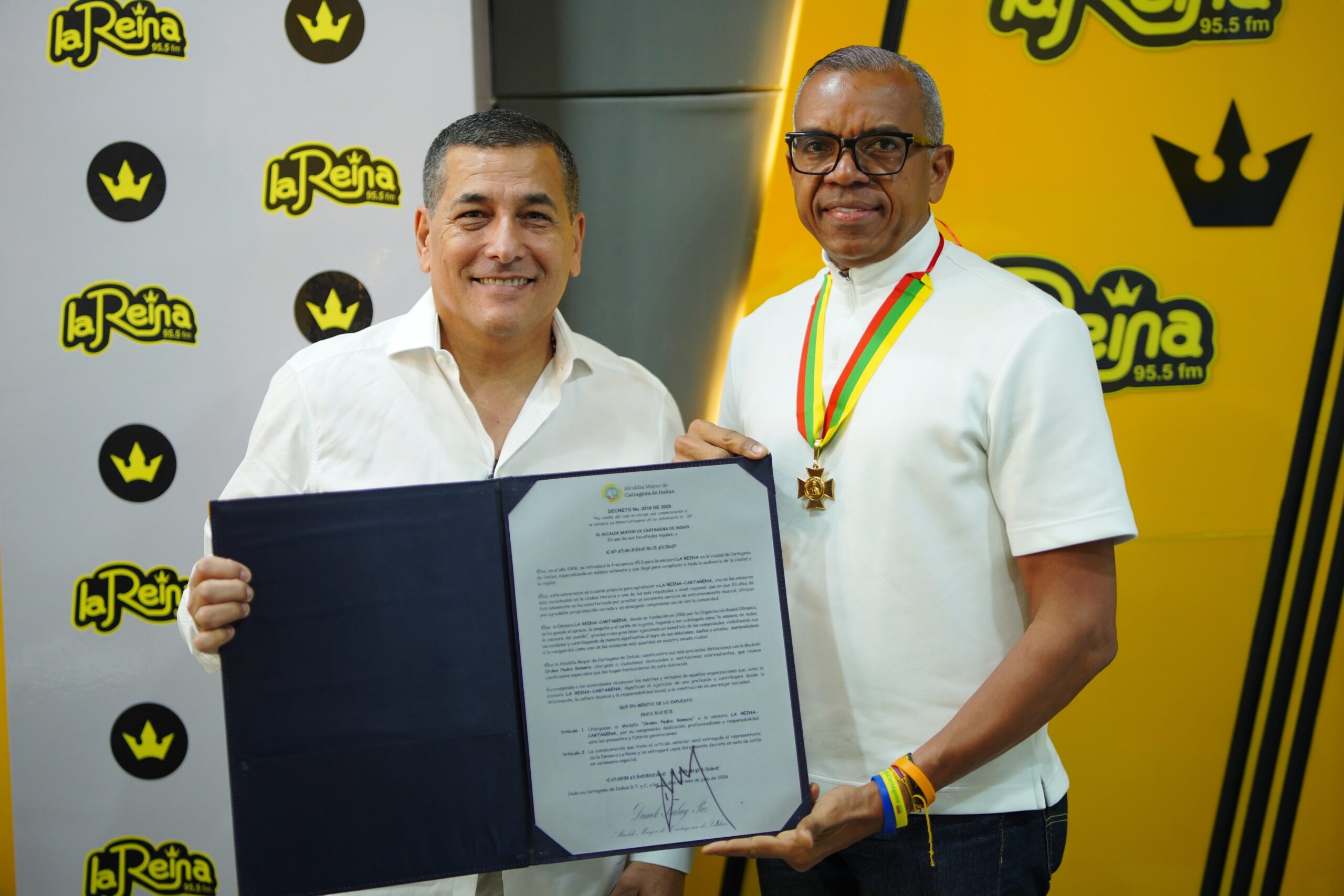 Dumek Turbay condecora a La Reina Cartagena por sus 20 años de servicio a la ciudad