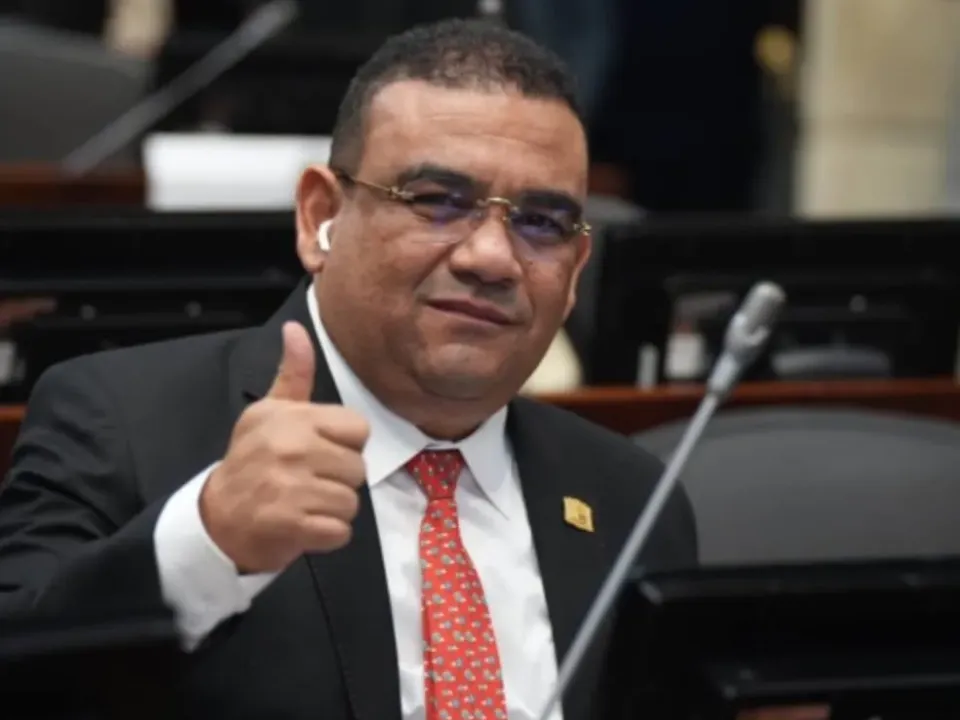 Senador Correa propone: Maquinaria amarilla incautada debe ser utilizada para atender tragedias