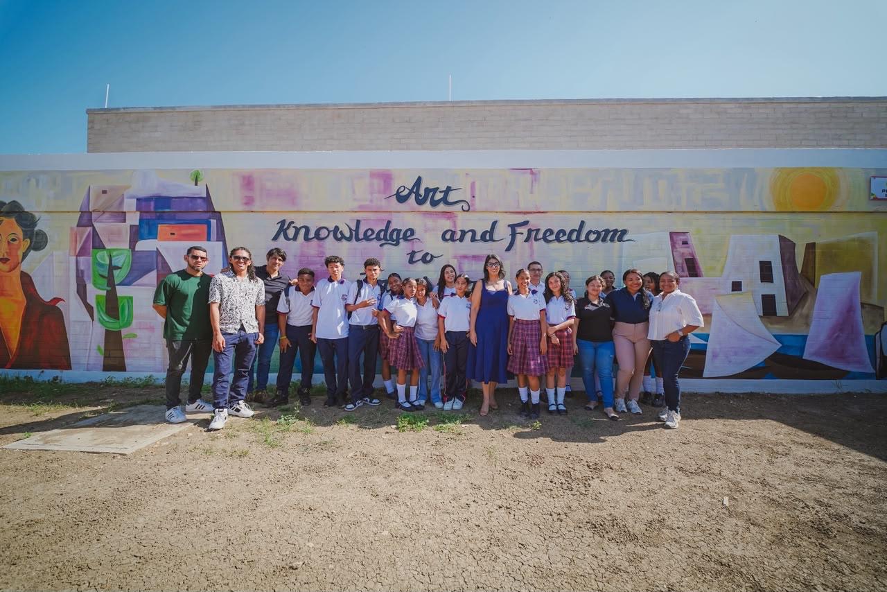 IPCC entrega murales en homenaje a Cecilia Porras junto a estudiantes