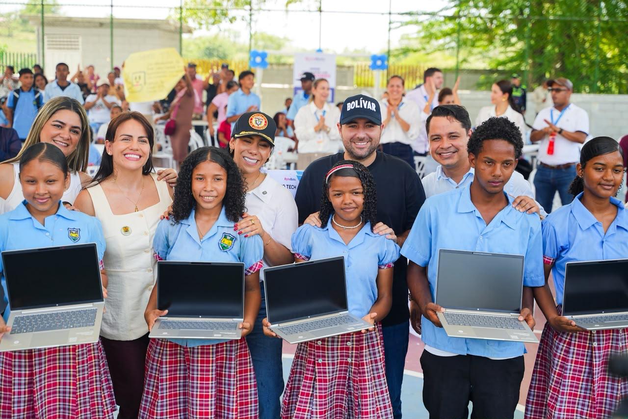 Gobernador Arana y MinTIC entregan en Clemencia 52 computadores y 40 becas en IA