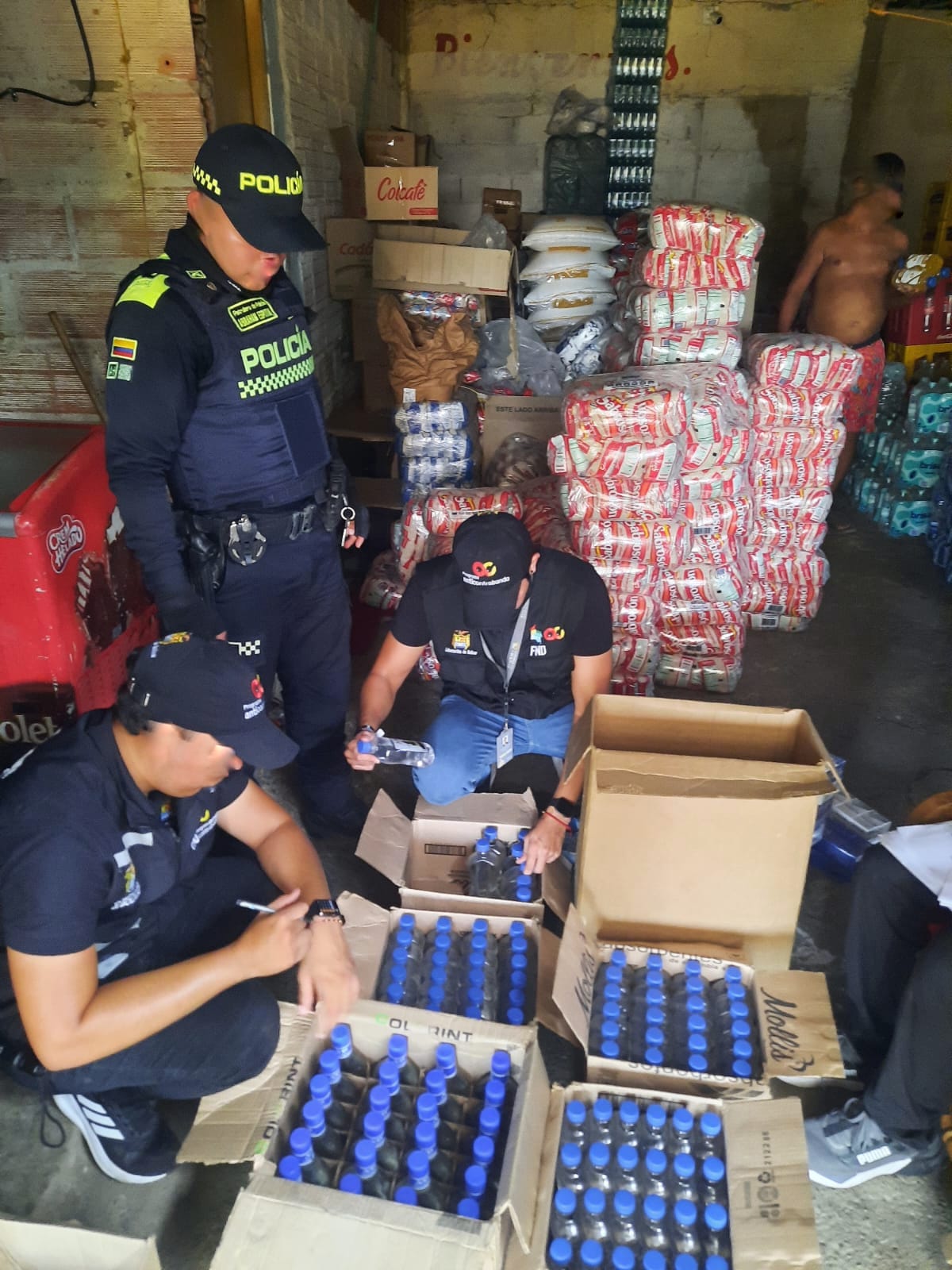 ’Goleada’ contra el contrabando en Turbaco: 145 botellas de licor y 1.050 cajetillas de cigarrillos fueron aprehendidas