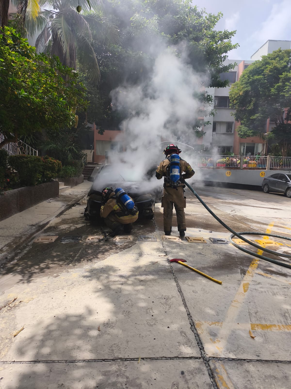 Bomberos de Cartagena controlan incendio de vehículo en parqueadero de conjunto residencial