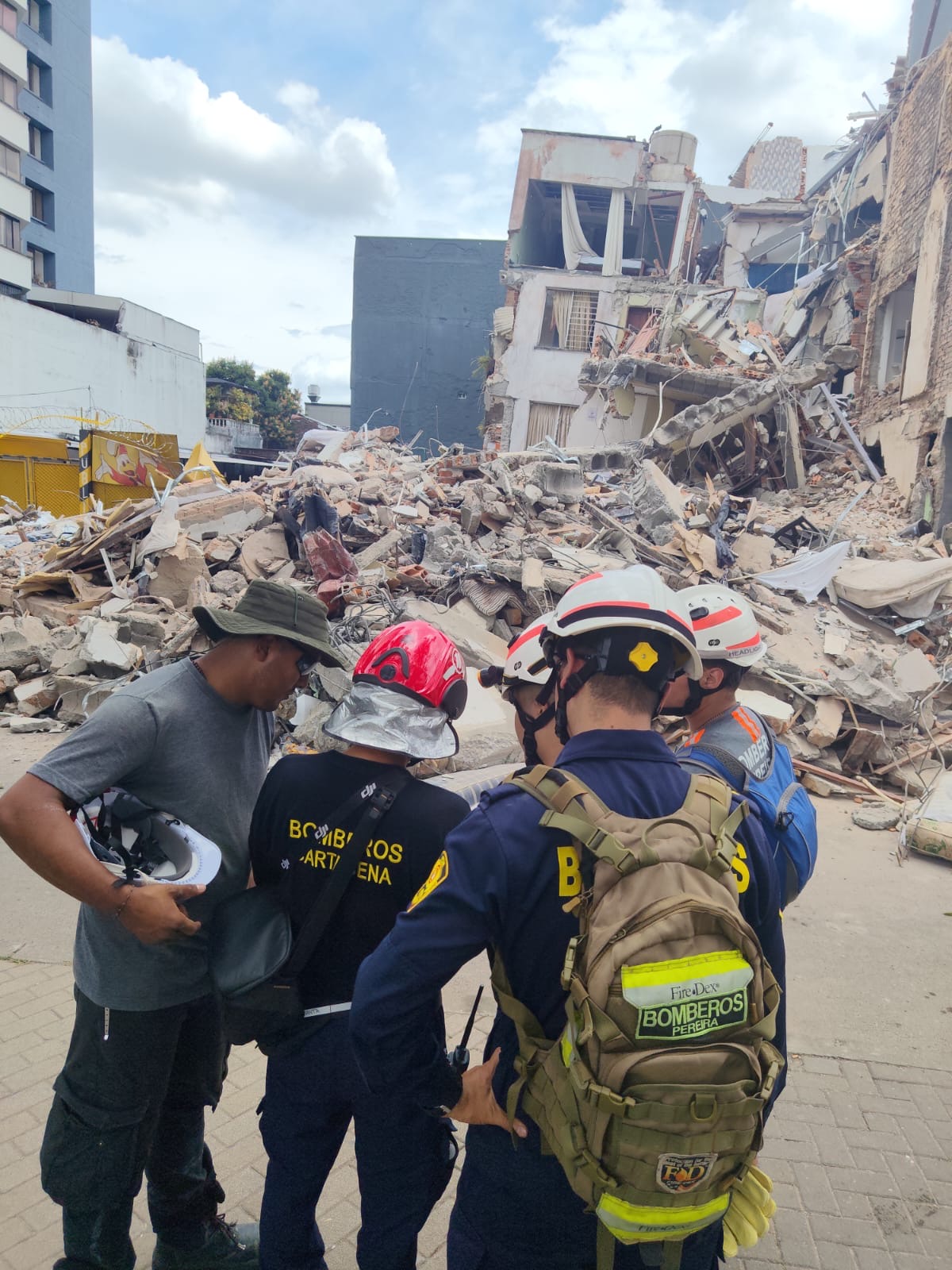 Bomberos de Cartagena se unen a las labores de atención tras el sismo en Pereira