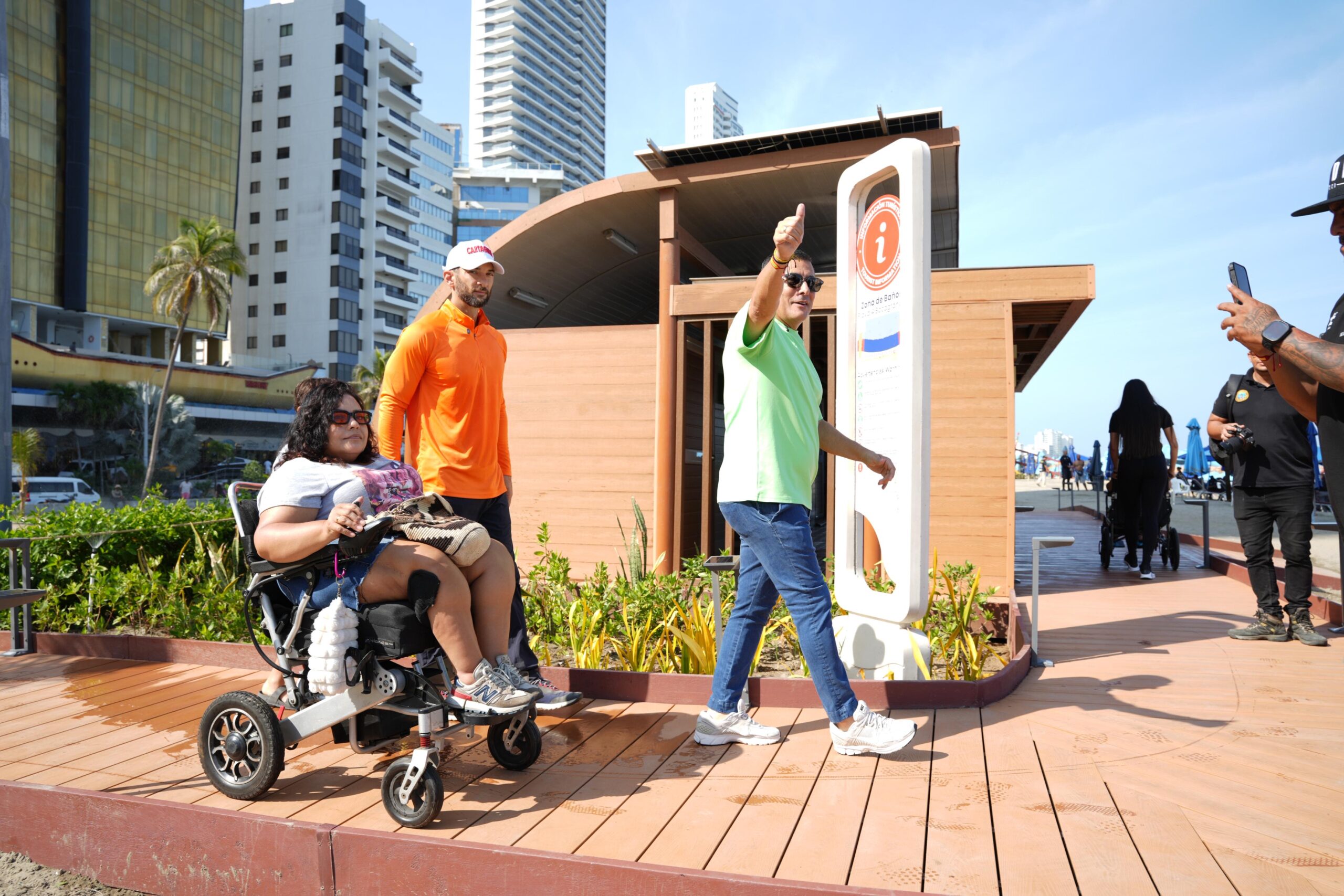 Dumek Turbay inaugura Playa 4, zona de baño inclusiva en Bocagrande