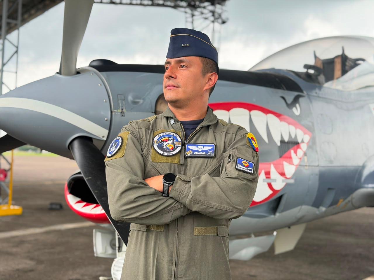Tres alféreces se preparan para convertirse en pilotos militares de Colombia