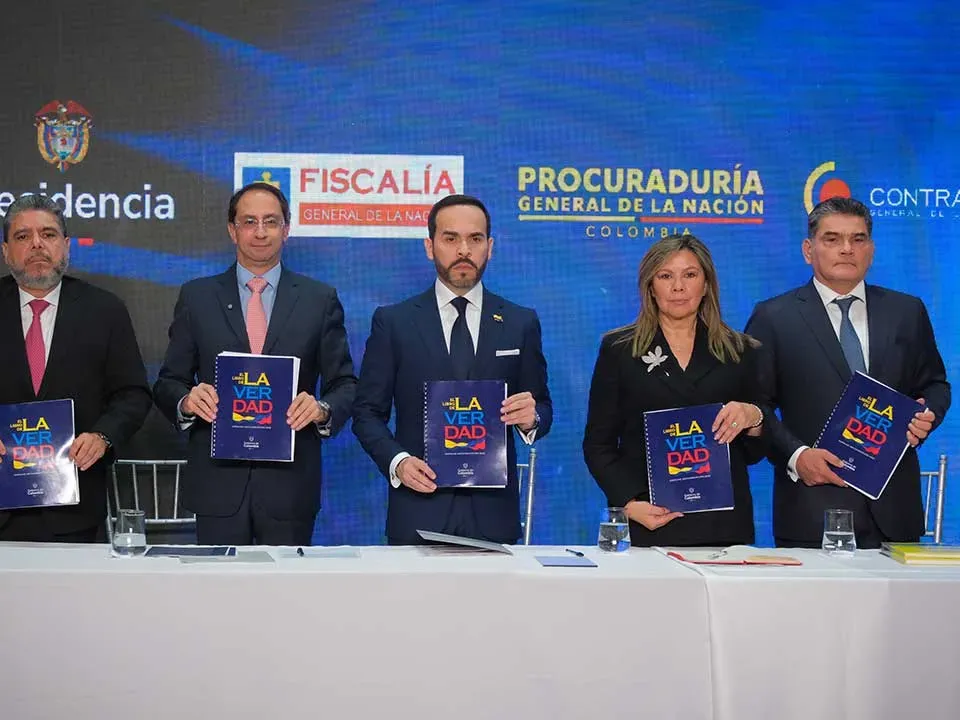 Pongo en sus manos el ‘Libro de la Verdad’; el país quiere saber qué pasó: Presidente Abelardo De La Espriella