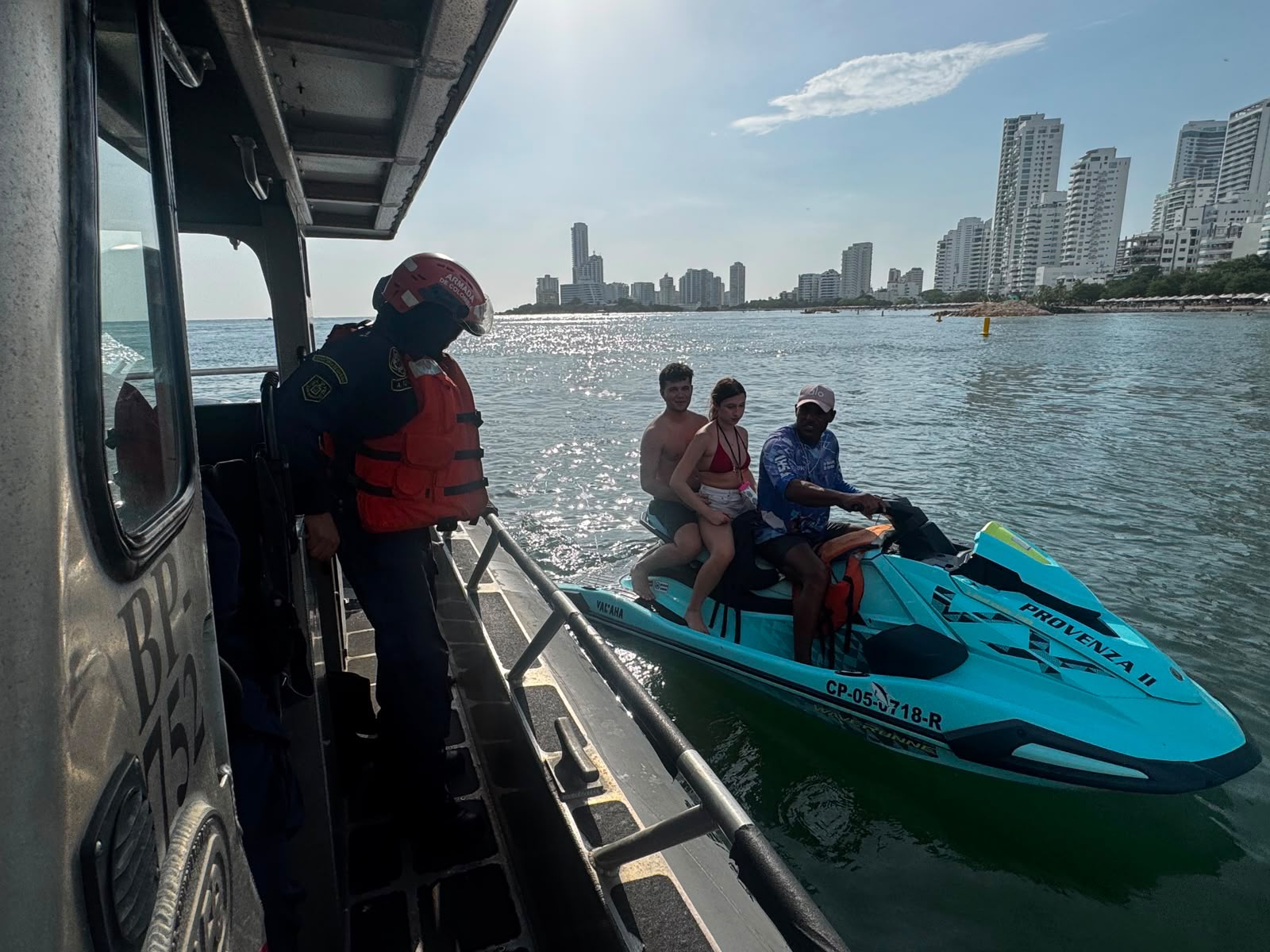 ¡Se repite la historia. Otros dos jóvenes en Jet Ski se quedaron sin combustible y a la deriva cerca a Tierrabomba!