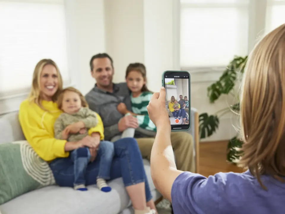 86% de los padres teme que lo que comparte sobre sus hijos en internet pueda afectarles en el futuro