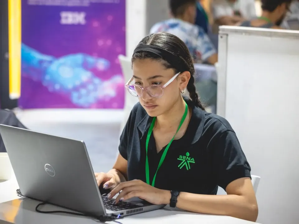 Mujeres fortalecen sus habilidades digitales con formación gratuita del SENA
