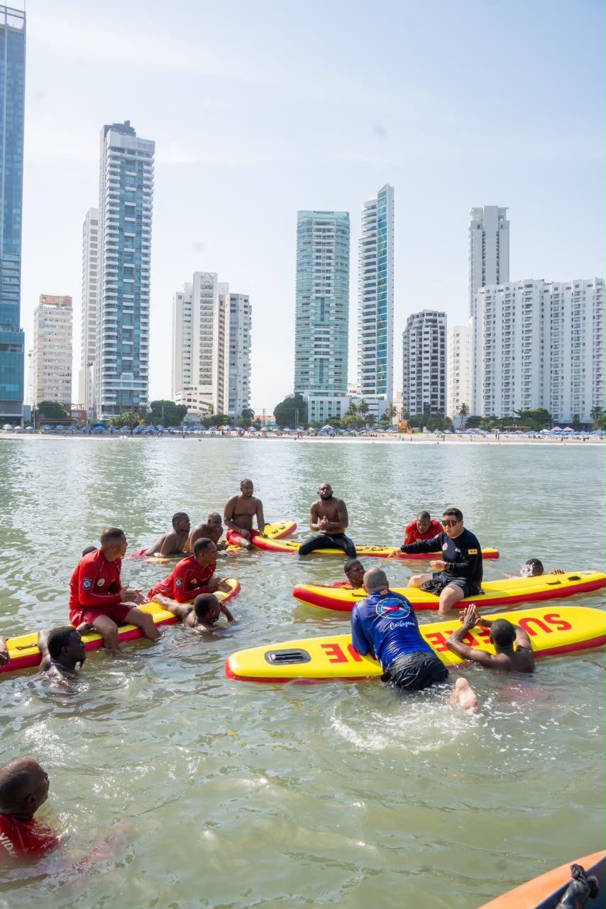 Guardavidas de Cartagena fortalecen sus técnicas de rescate acuático con capacitación sobre tablas