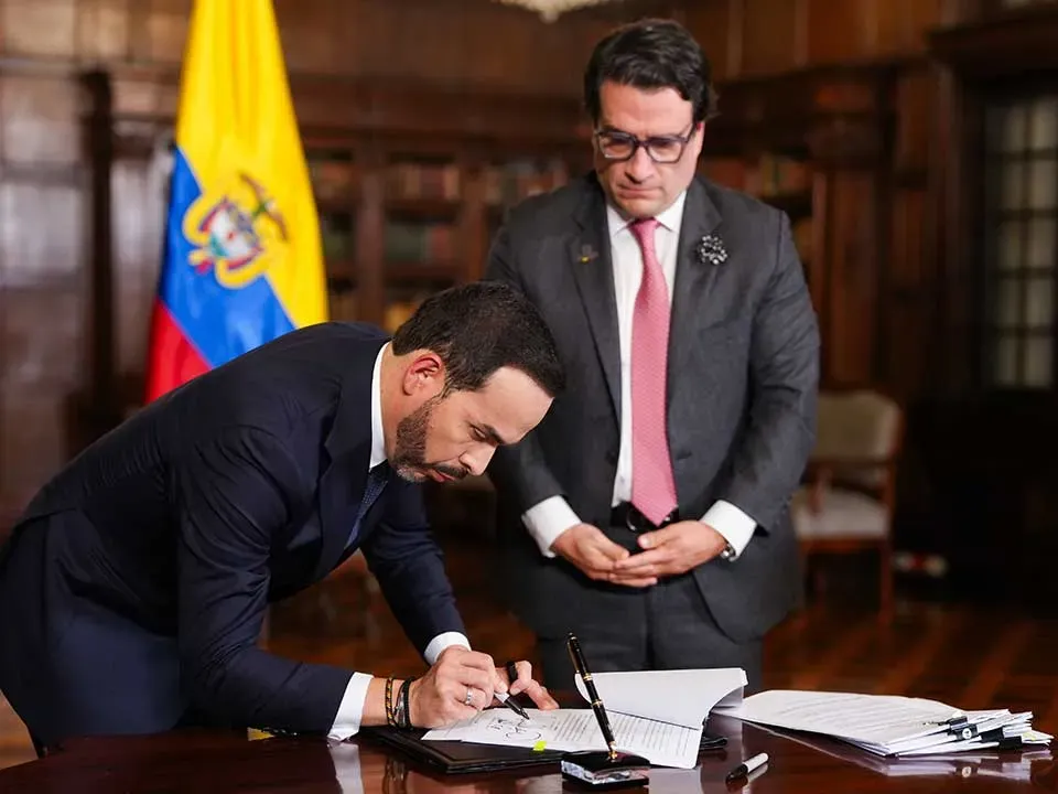 Presidente De La Espriella autorizó extradición de cinco exnegociadores de paz