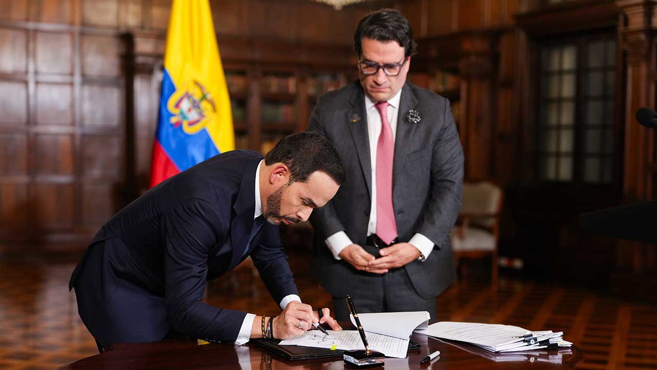 Presidente De La Espriella autorizó extradición de cinco exnegociadores de paz