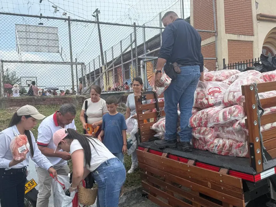Alfonso Hilsaca Eljadue culmina primera etapa de ayudas a familias afectadas por el sismo en Pereira