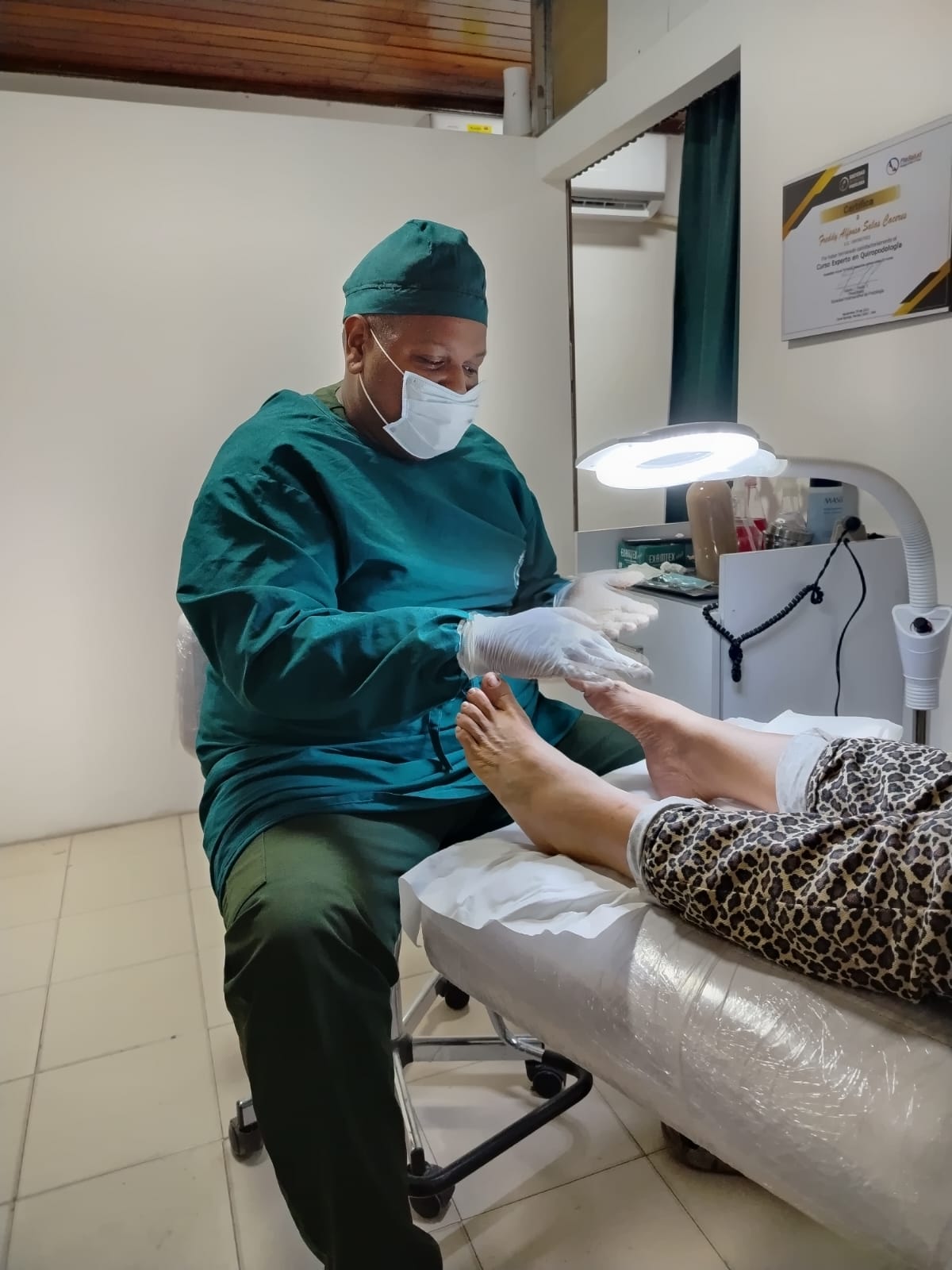 La salud empieza por los pies: el trabajo del podólogo Freddy Salas