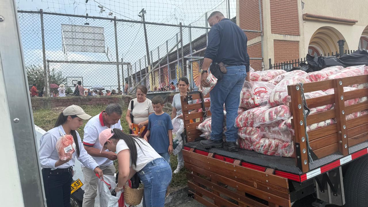 Arroz y cerdo llegan a familias afectadas por el sismo en Pereira y la zona rural