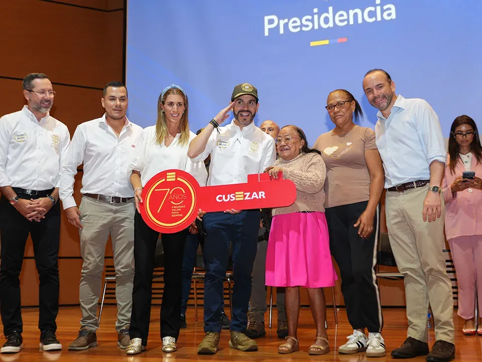 Presidente De La Espriella entrega nuevas viviendas a familias afectadas por terremoto en Cali