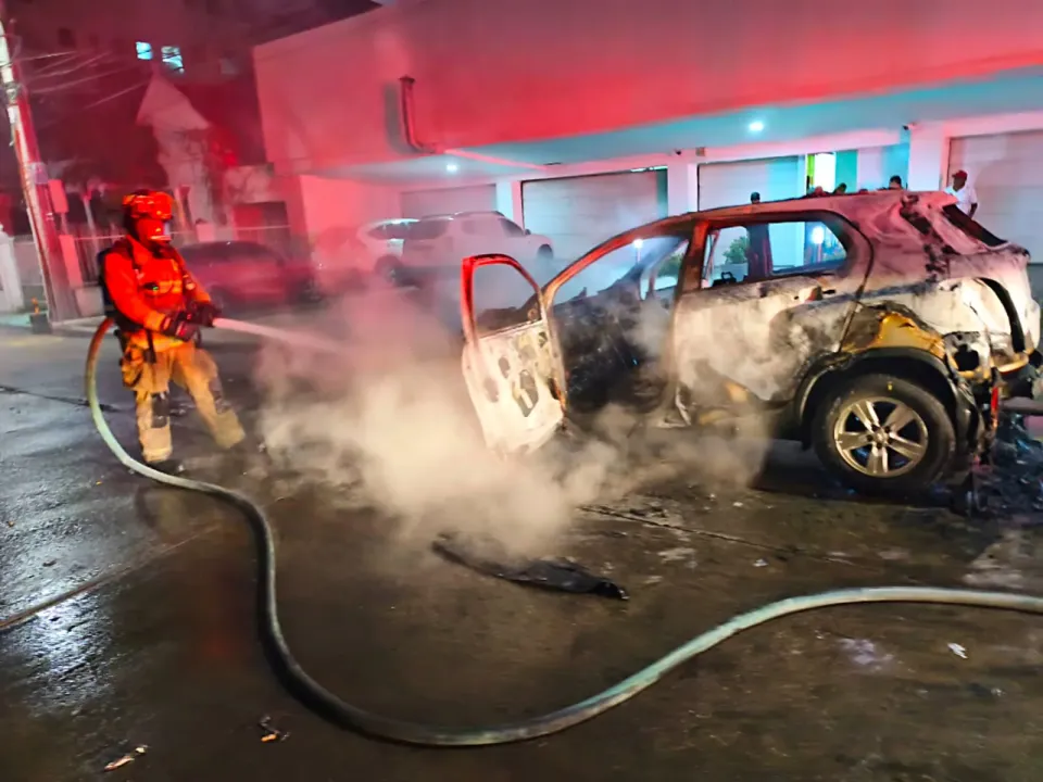 Bomberos de Cartagena atendieron incendio de vehículo en el barrio Manga