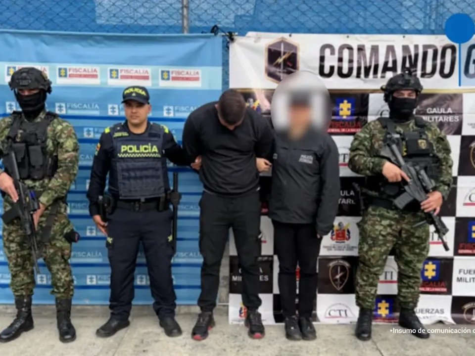 Exoficial de Policía habría obligado a cantante y su familia a abandonar su residencia