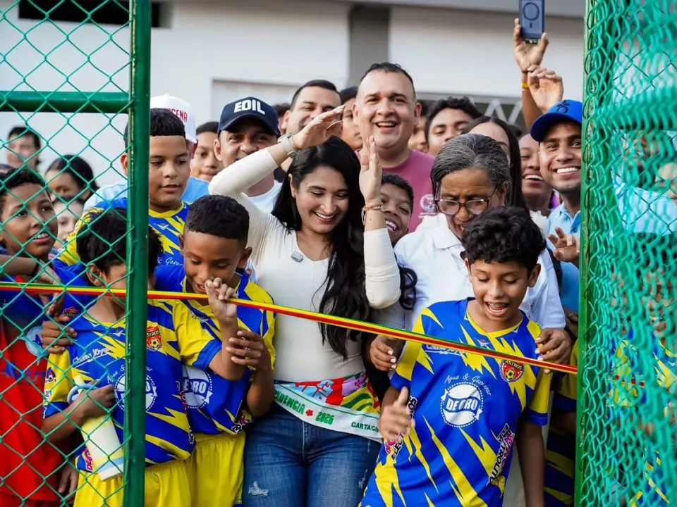 Dumek Turbay entrega nueva cancha sintética a Blas de Lezo para el deporte y la recreación
