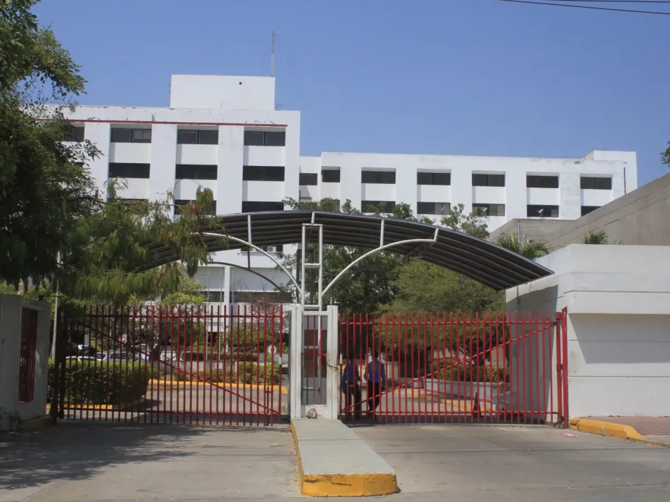 Dumek Turbay solicita recuperar dos edificios en desuso en Cartagena: Clínica de El Bosque y antiguo Telecom