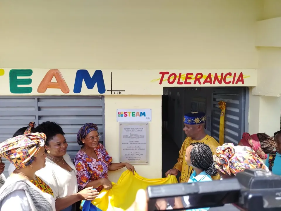 Pedro Adán Torres el excongresista que cumplió su sueño de entregar una sala de informática en Palenque