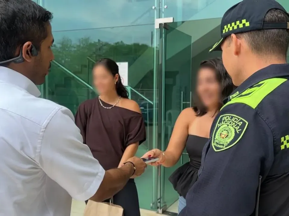 Alcaldía de Cartagena y Policía recuperan celular hurtado a turista en el Centro Histórico y están tras el presunto responsable