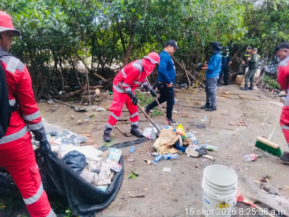 Retiran tres cambuches y 10 toneladas de residuos en la avenida del Lago de Cartagena