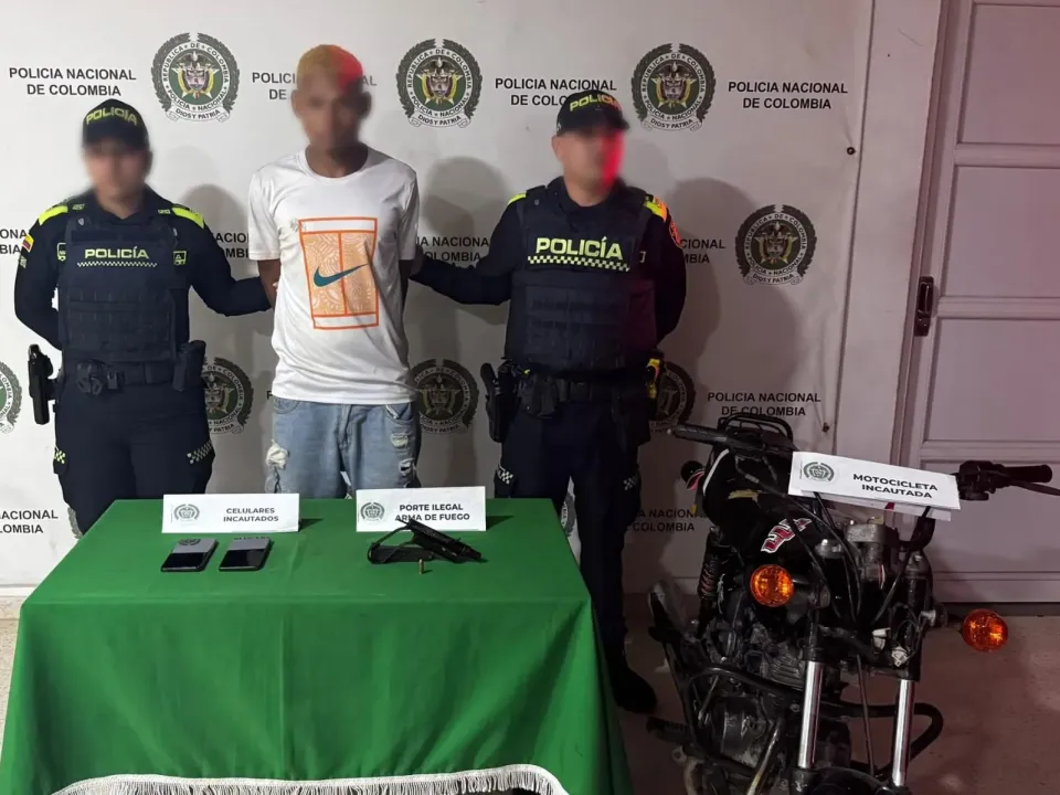 Caen dos con arma de fuego ilegal en el barrio Ceballos