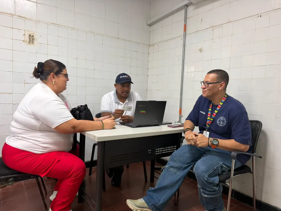 Migrantes venezolanos actualizan certificado de residencia para mantener afiliación al régimen subsidiado en Cartagena