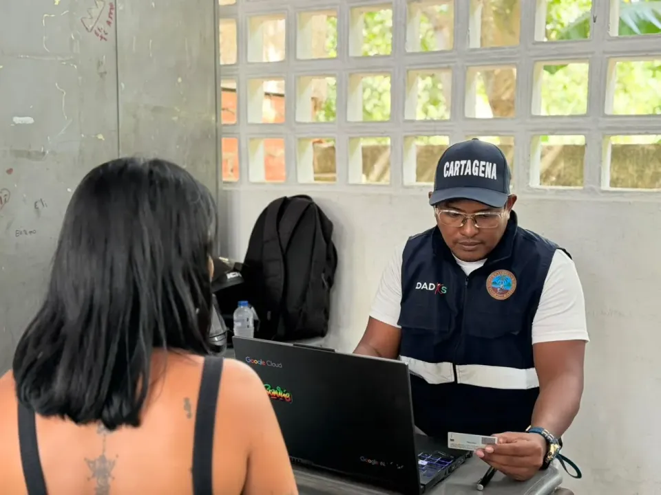 Dadis invita a migrantes venezolanos a actualizarse y mantener afiliación a la salud en Cartagena