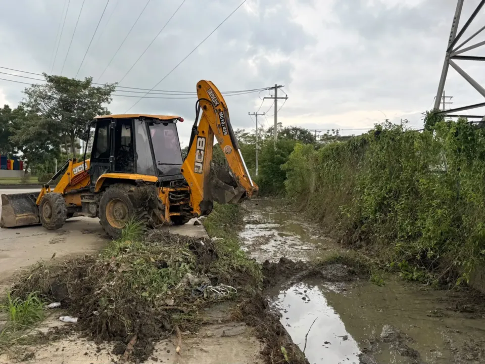 Cartagena limpia nueve canales tras las fuertes lluvias y atiende a familias afectadas