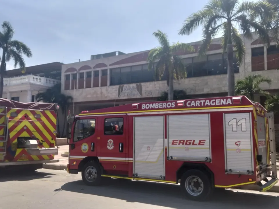 Bomberos controlan incendio en el Centro Comercial San Felipe de Cartagena