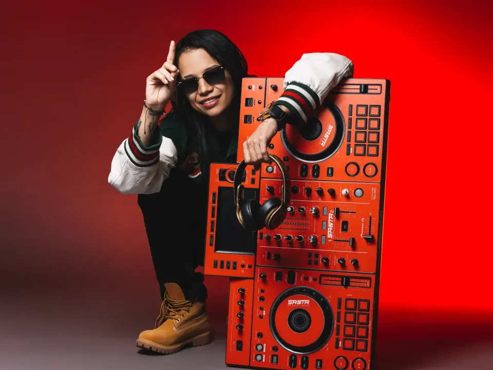 Stefa Holguín DJ lleva el poder de la salsa a grandes escenarios y conquista las pistas de baile