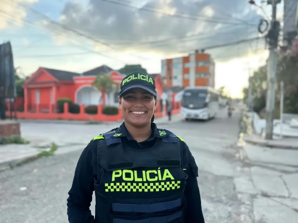 Lina María: la niña de Turbaco que soñaba con ser policía y cuyo padre condujo entre sacrificios para verla cumplir su sueño