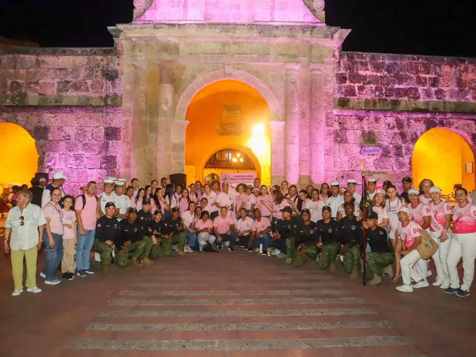 Mes Rosa inicia en Cartagena con el encendido de la Torre del Reloj para promover la prevención del cáncer de mama