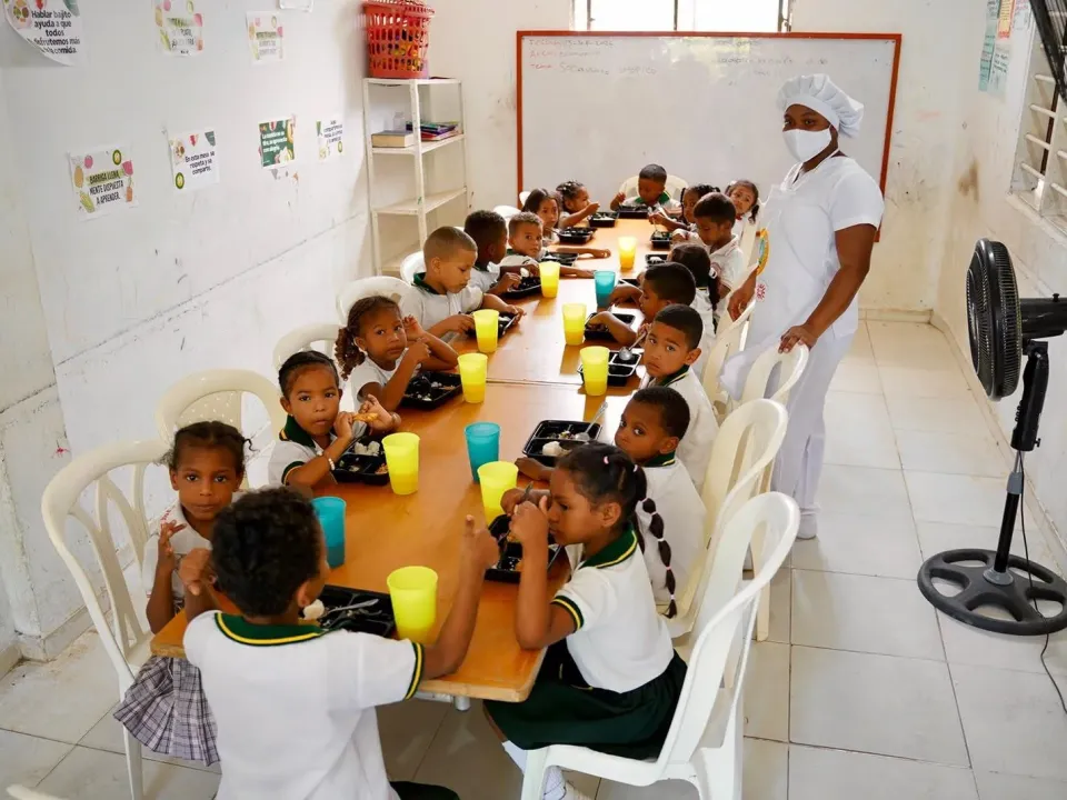 Comida Caliente Transportada llega a tres colegios de Cartagena como parte del PAE