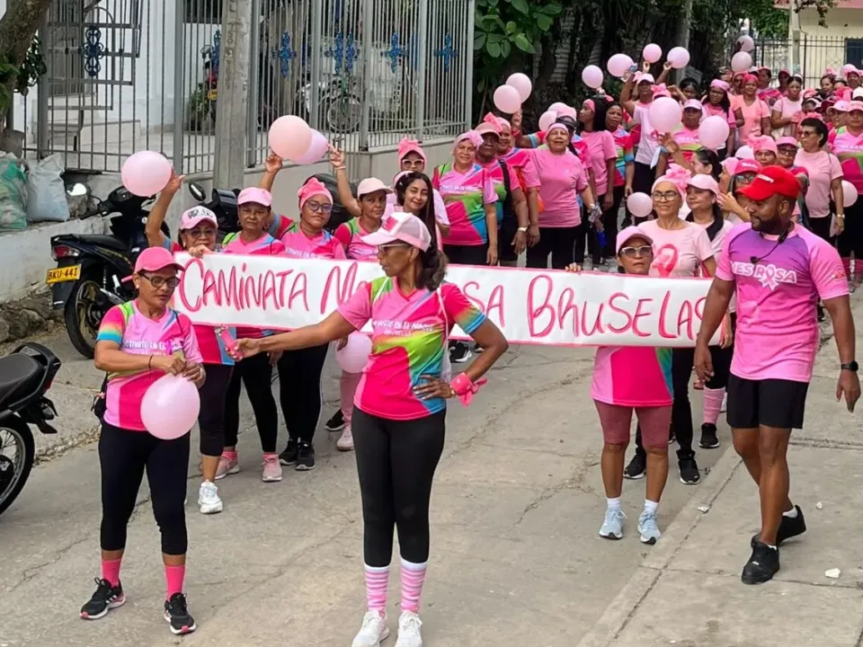 Más de 180 mujeres participaron en la Caminata Rosa del IDER en el barrio Bruselas