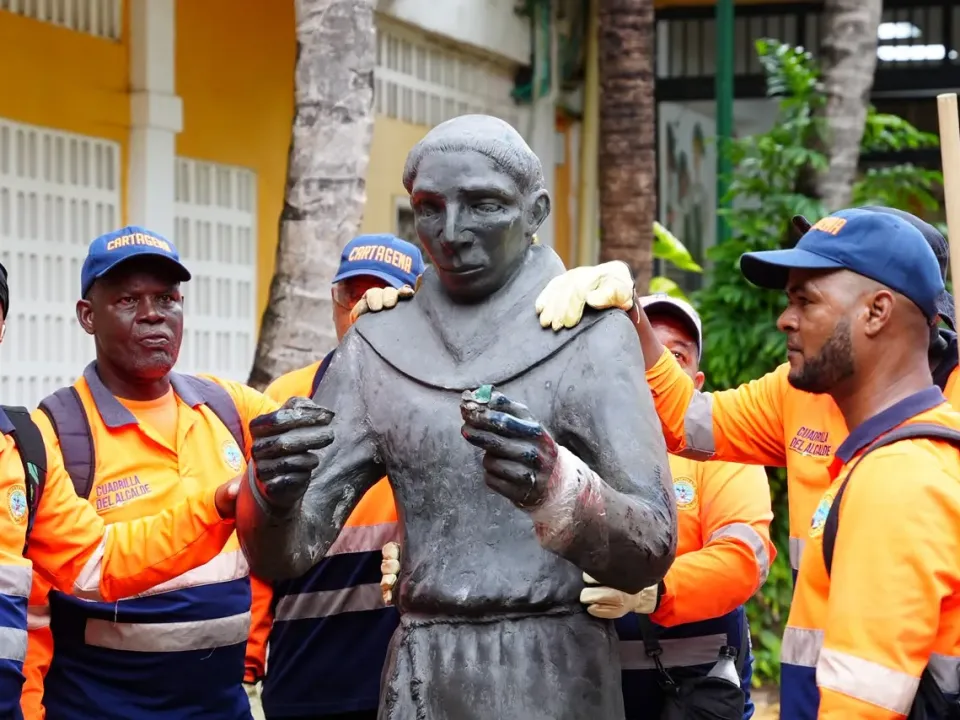Turista que derribó estatua del cura Umaña en Getsemaní pagó su reparación