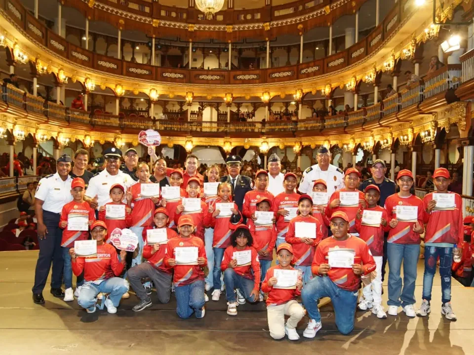 Niños y adolescentes aprenden a prevenir incendios con el programa Bomberitos Comunitarios