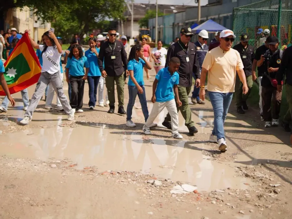 Inician pavimentación de la calle principal de El Zapatero; estará lista antes de Navidad