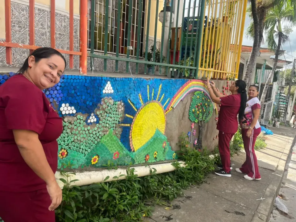 Hogar Infantil San Lucas de Cartagena crea mural con mil tapas plásticas para promover el cuidado ambiental