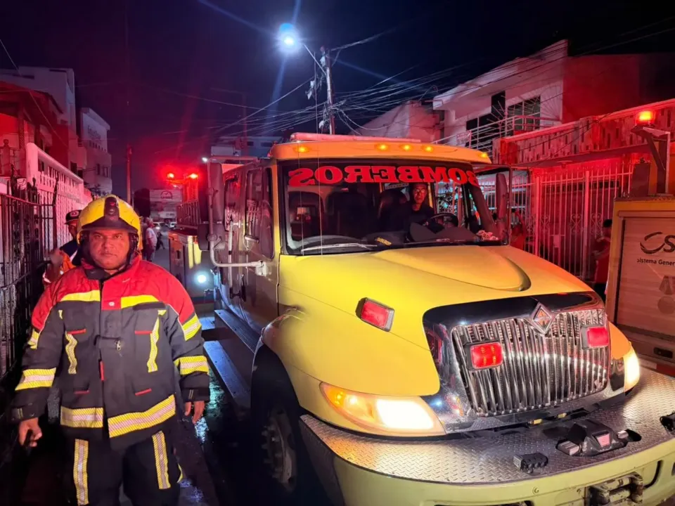 Gobernación de Bolívar desplegó bomberos de cuatro municipios para atender incendio en Cartagena