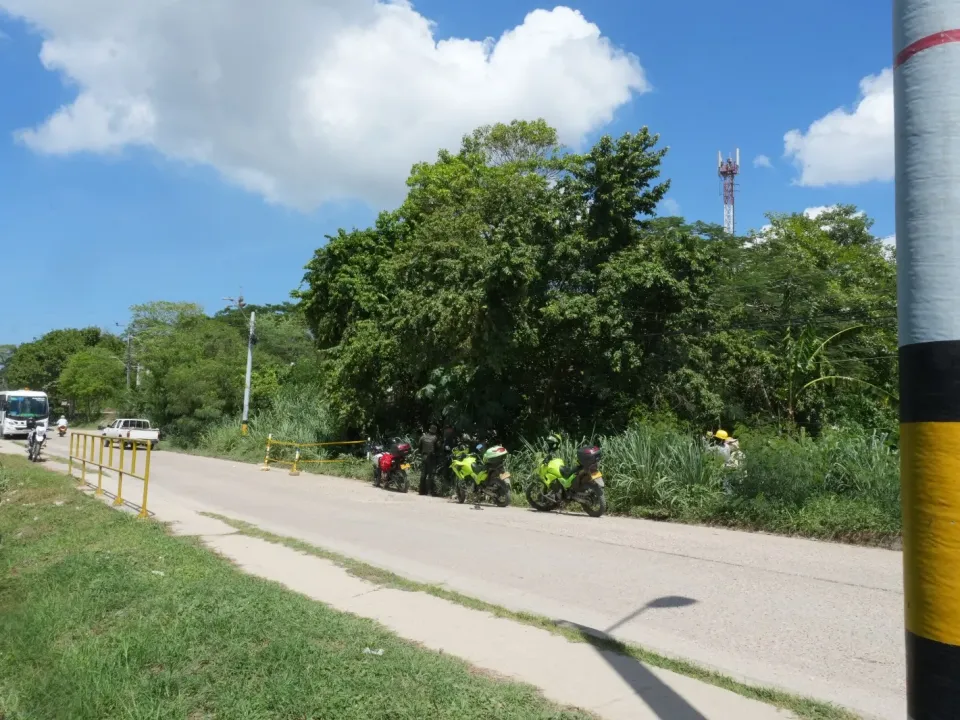 ACUACAR elimina conexión ilegal en parqueadero en Membrillal y capturan una persona