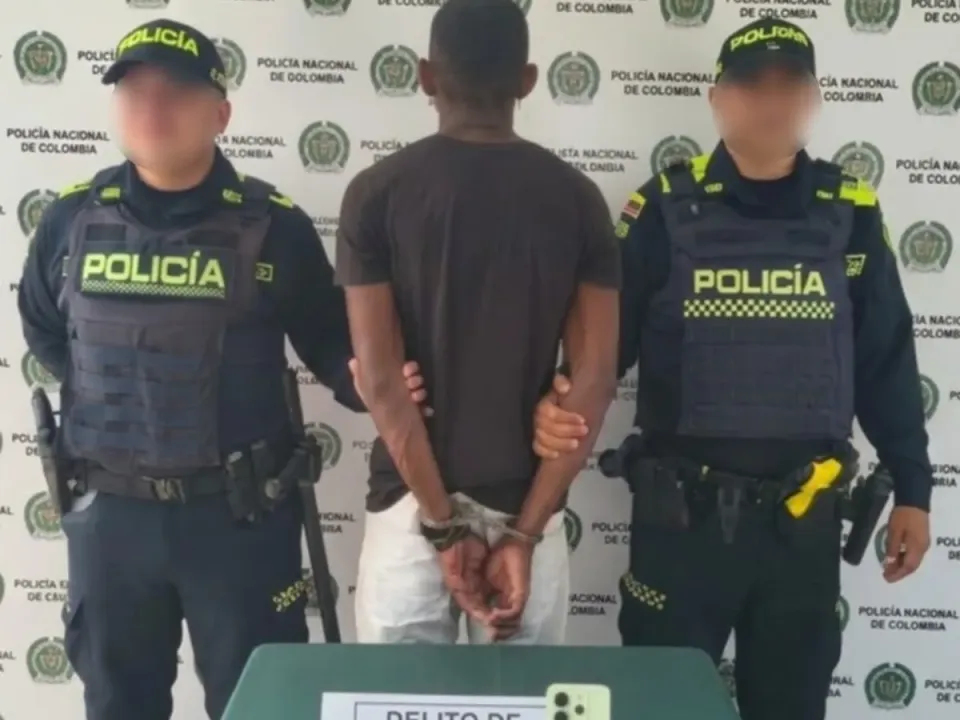 Capturan a hombre señalado de robar un celular con arma cortopunzante en La Candelaria