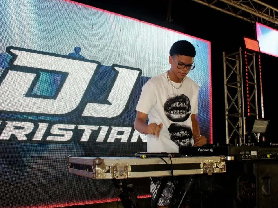 DJ Cristian Camilo: A sus 16 años, el joven que conquista las consolas de Cartagena con herencia, talento y una miniteca propia