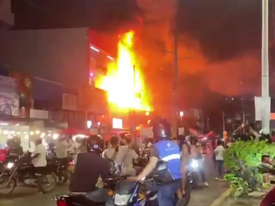 Bomberos atienden incendio de grandes proporciones frente al centro comercial La Plazuela