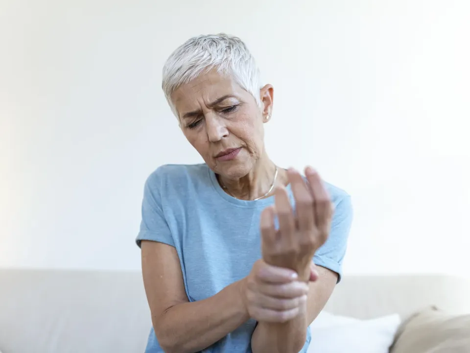 Dolor y rigidez en las articulaciones: señales de alerta que no deben ignorarse