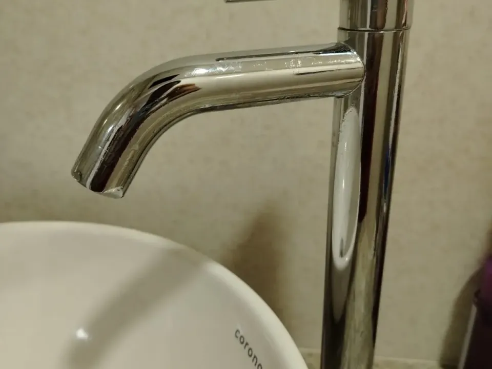 Daño en tubería dejó sin agua al barrio Manga